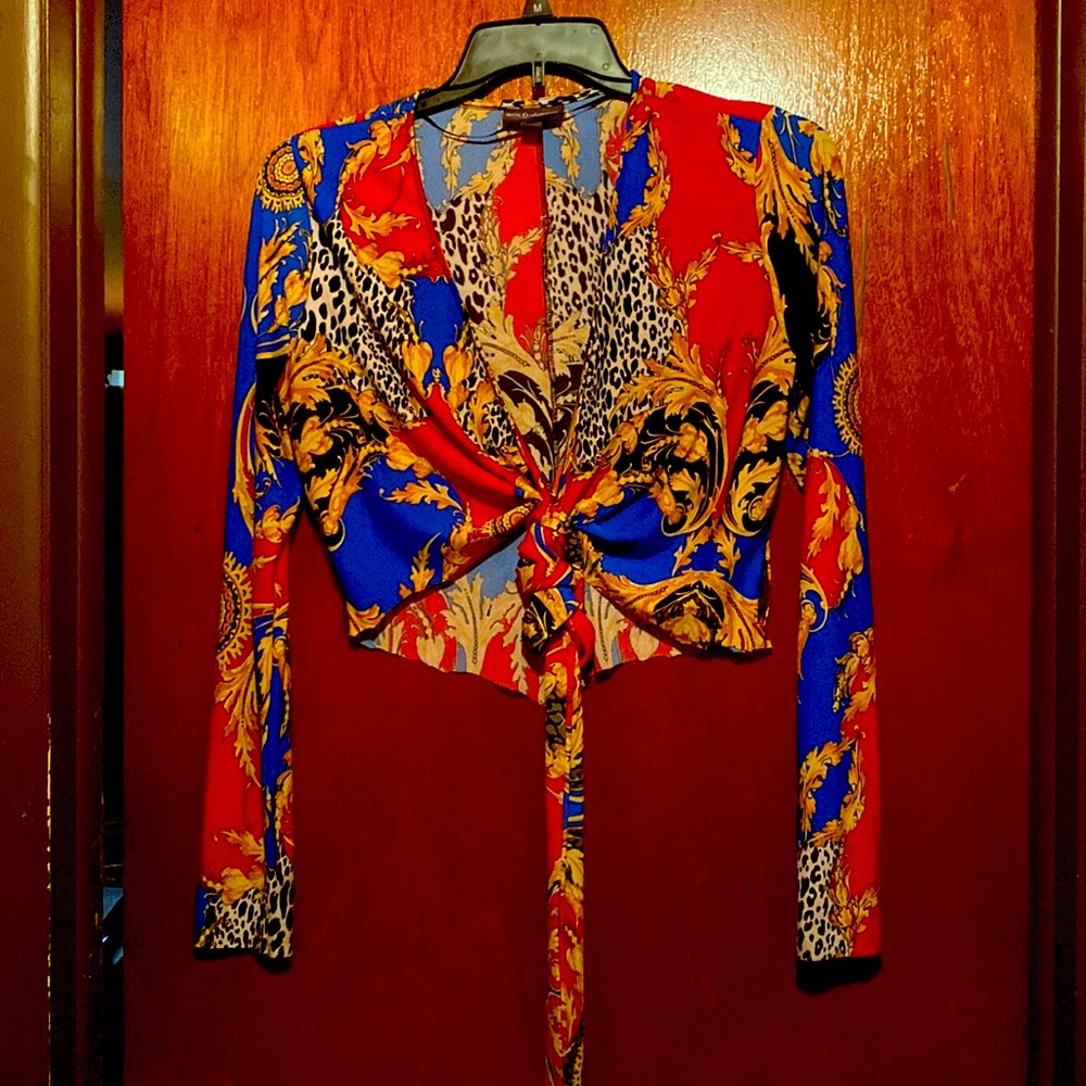 Beautiful crop top (not suppose to have buttons) just tie it in the front